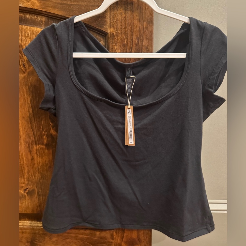 NWT SKIMS COTTON JERSEY
SCOOP NECK SHORT SLEEVE BLACK TEE